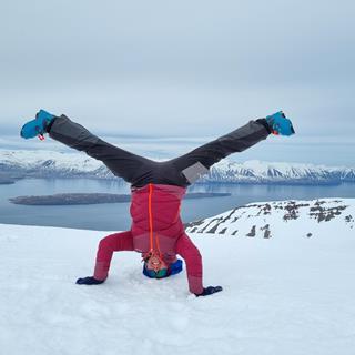 Handstand im Schnee