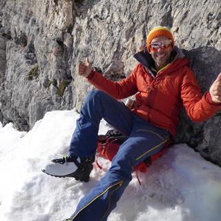 auf-einer-fuehrungstour-in-den-dolomiten-waehrend-einer-gemuetlichen-brotzeit